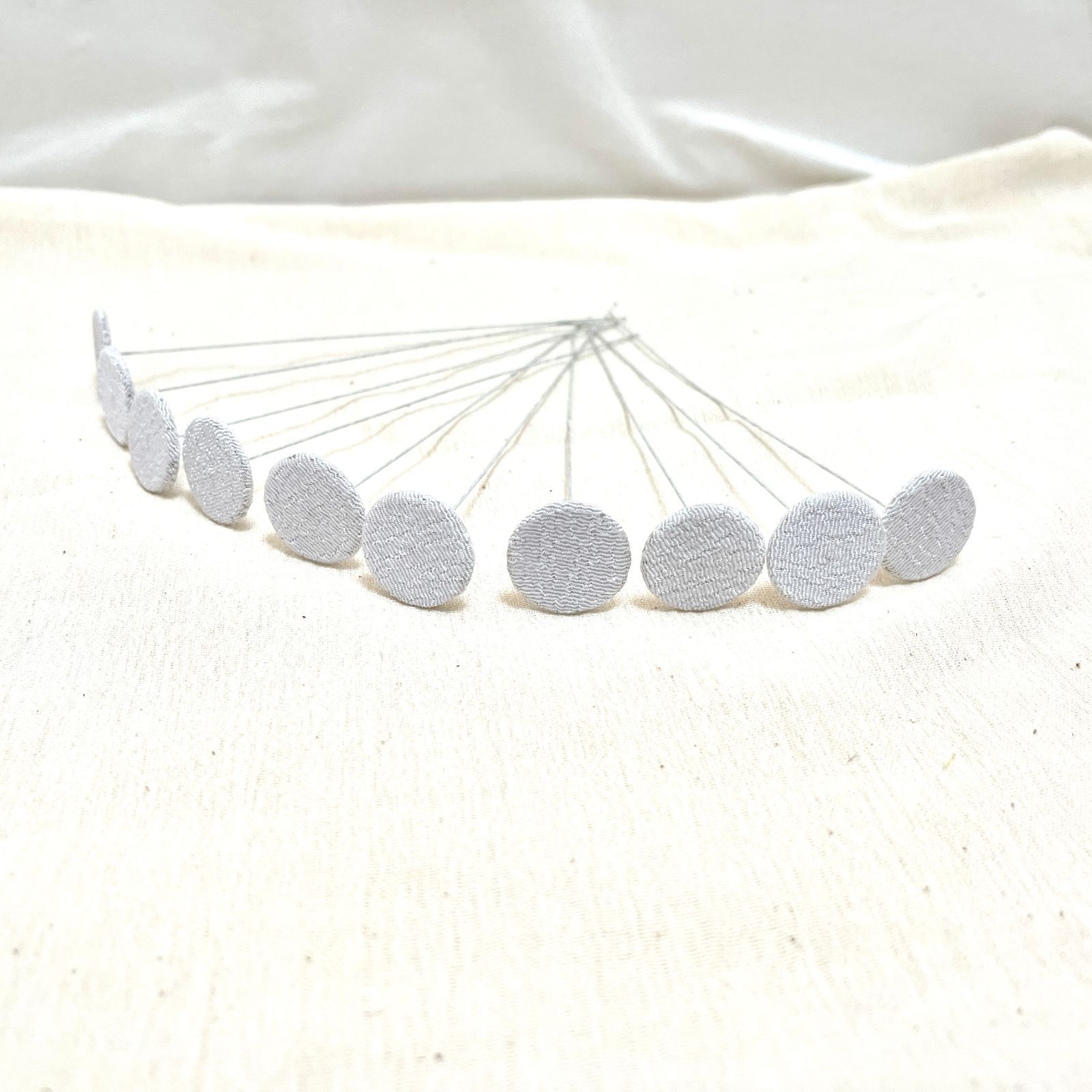 No.600　new　おちりん　ホワイト　１０本　つまみ細工　ハンドメイド