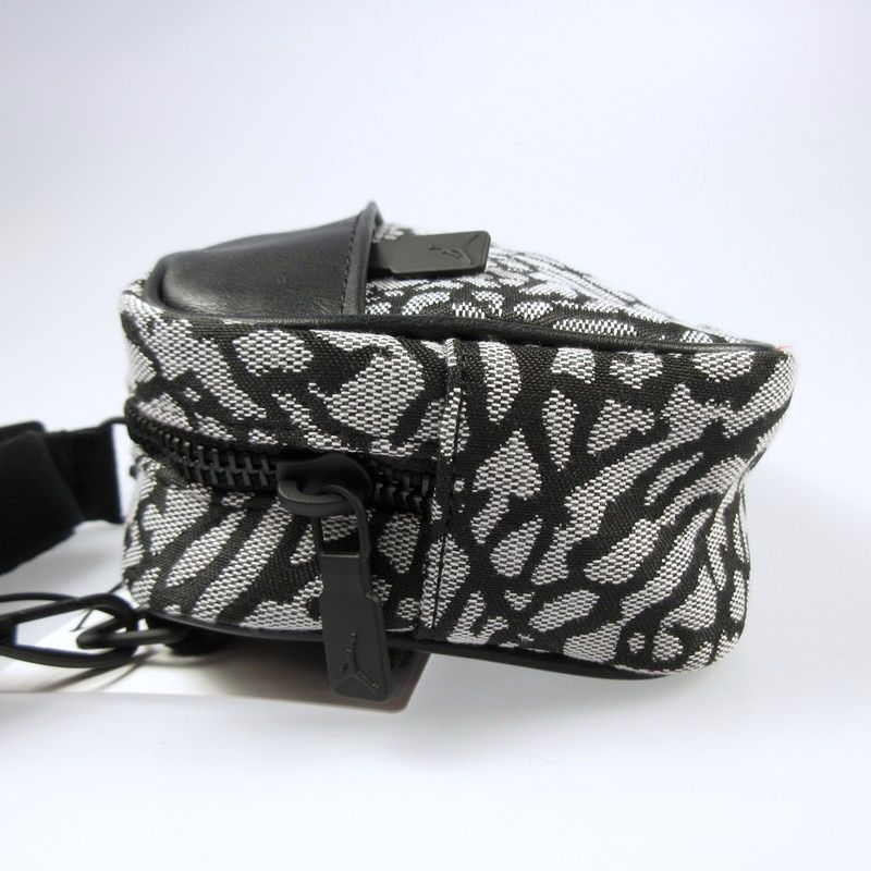 【姫路東店】 中古 NIKE | ナイキ ショルダーバッグ IZON CAMERA BAG HV1620-010 【121】 姫路東店】 中古 NIKE | ナイキ ショルダーバッグ IZON CAMERA BAG