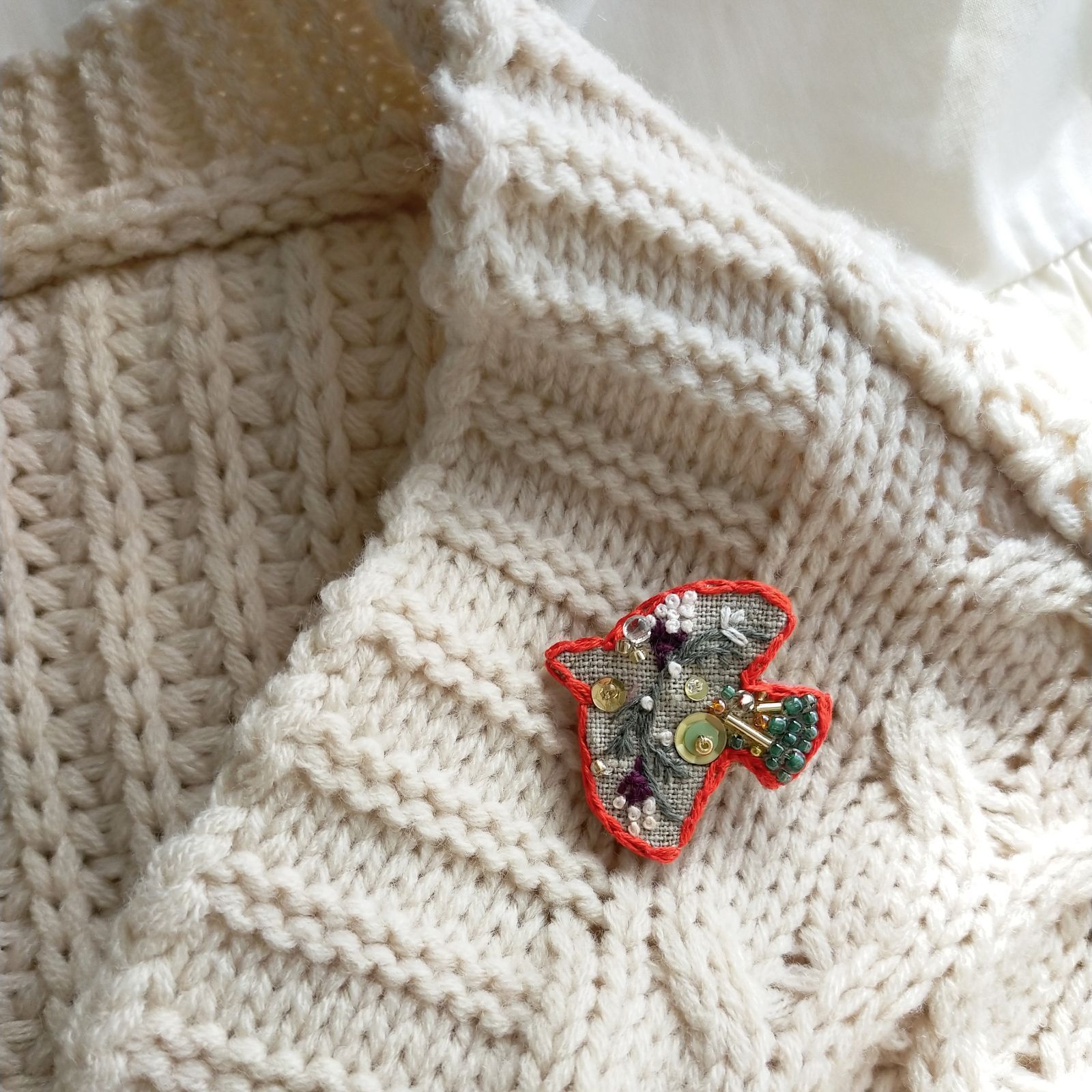 北欧デザイン* 手刺繍ブローチ 鳥 ビーズ スパンコール フラワー 