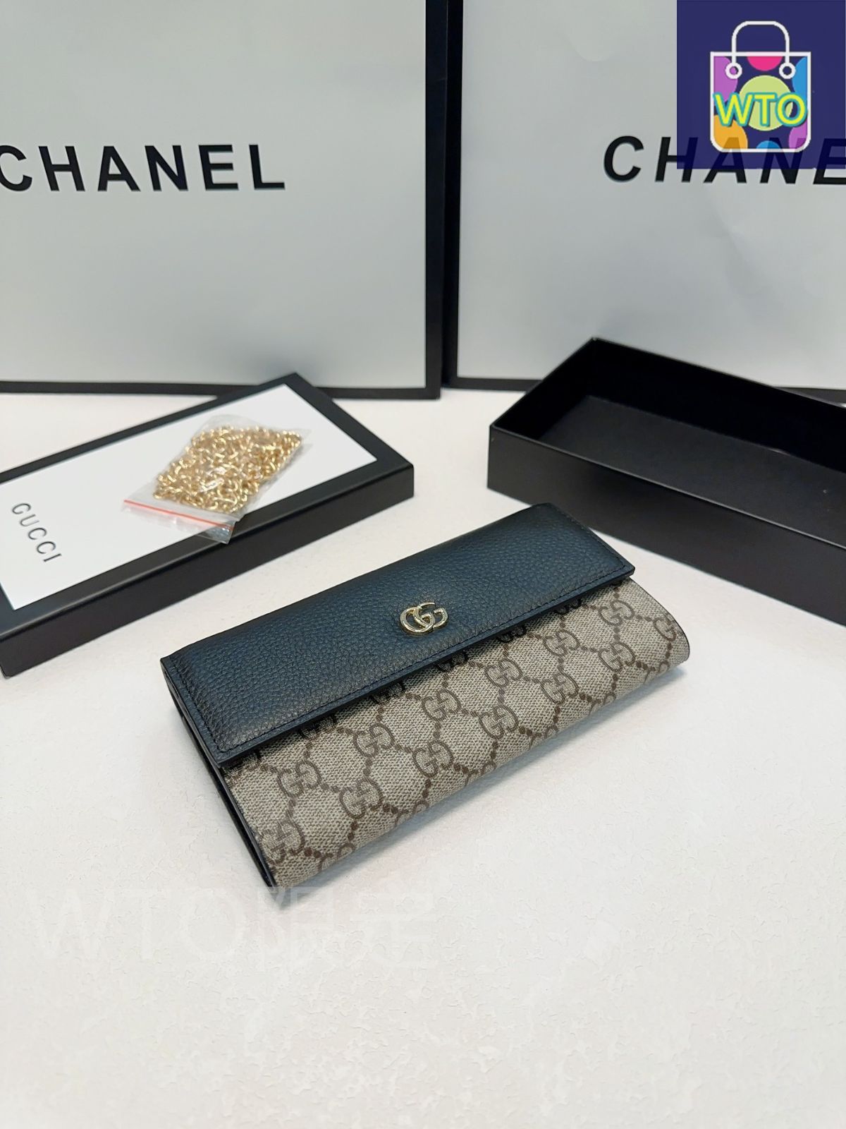 ショルダーウォレット レザーを使用した精巧なハードウェア付きデザイン