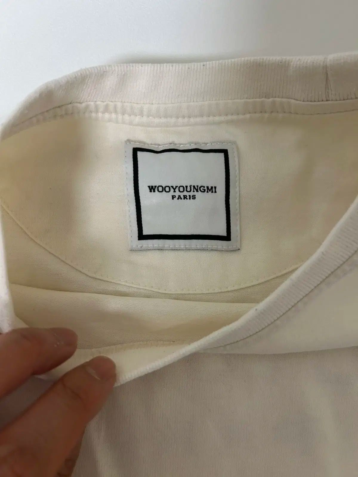 【関税込み】WOOYOUNGMI オフホワイト グラフィックTシャツ Wooyoungmi Men's Back Flower Logo T-Shirt in White Wooyoungmi