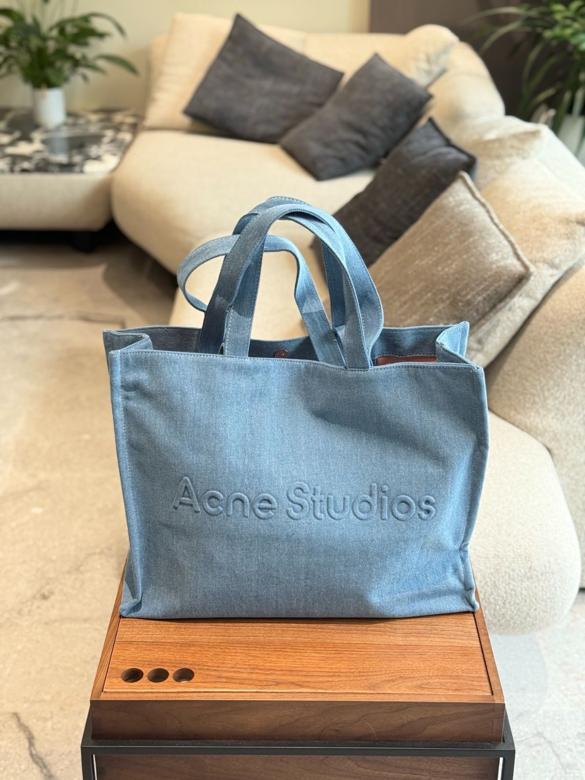 Acne Studios【関税送料込&SALE価格】デニムトートバッグ Acne Studios レディース デニムトートバッグ の ライトブルー