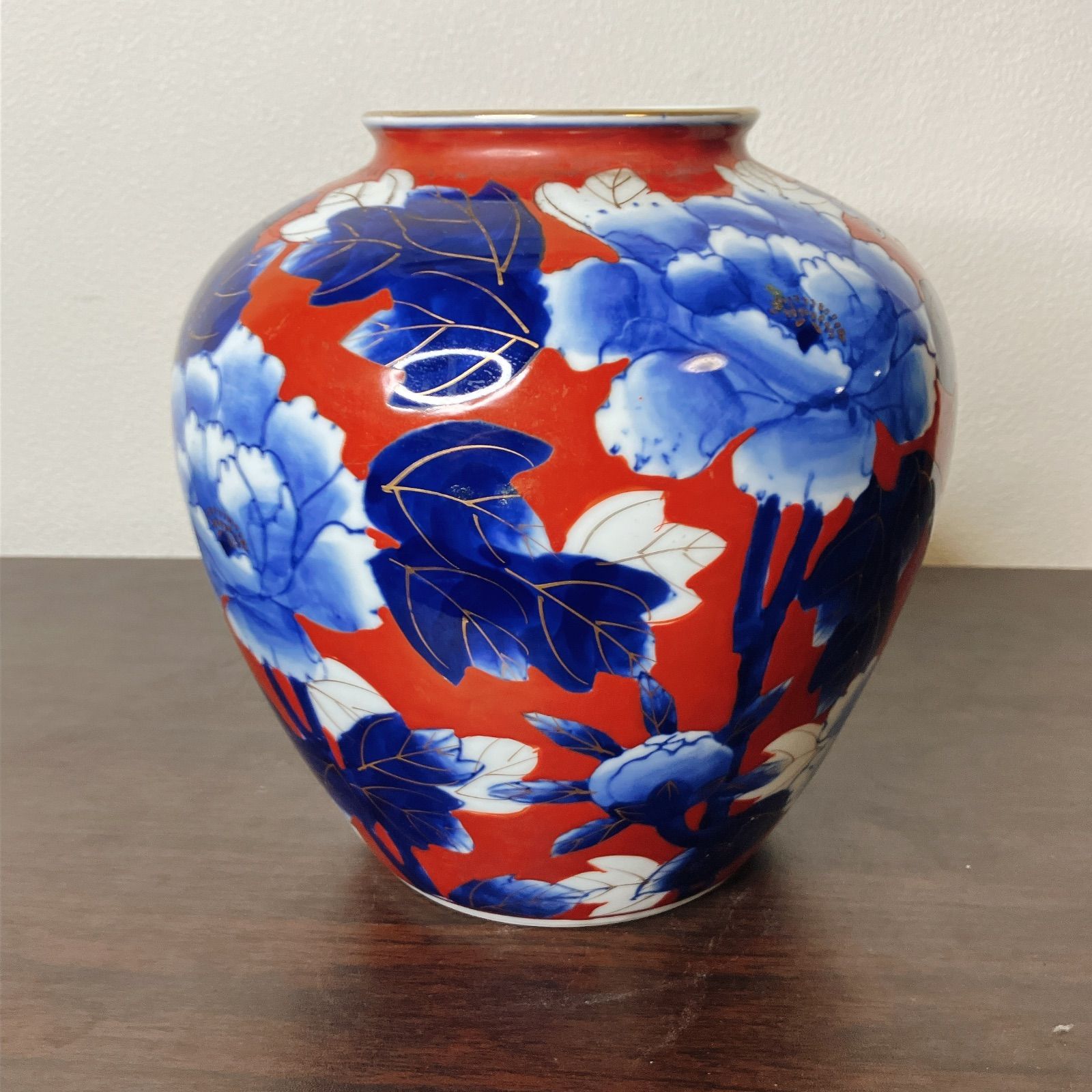 【宮内庁御用達】深川製磁 金彩菊外赤紋 地赤金彩青色菊紋 花瓶 フラワーベース 深川製磁 宮内庁御用達 花瓶 有田焼名工 金彩菊外赤紋 地赤金彩青色菊