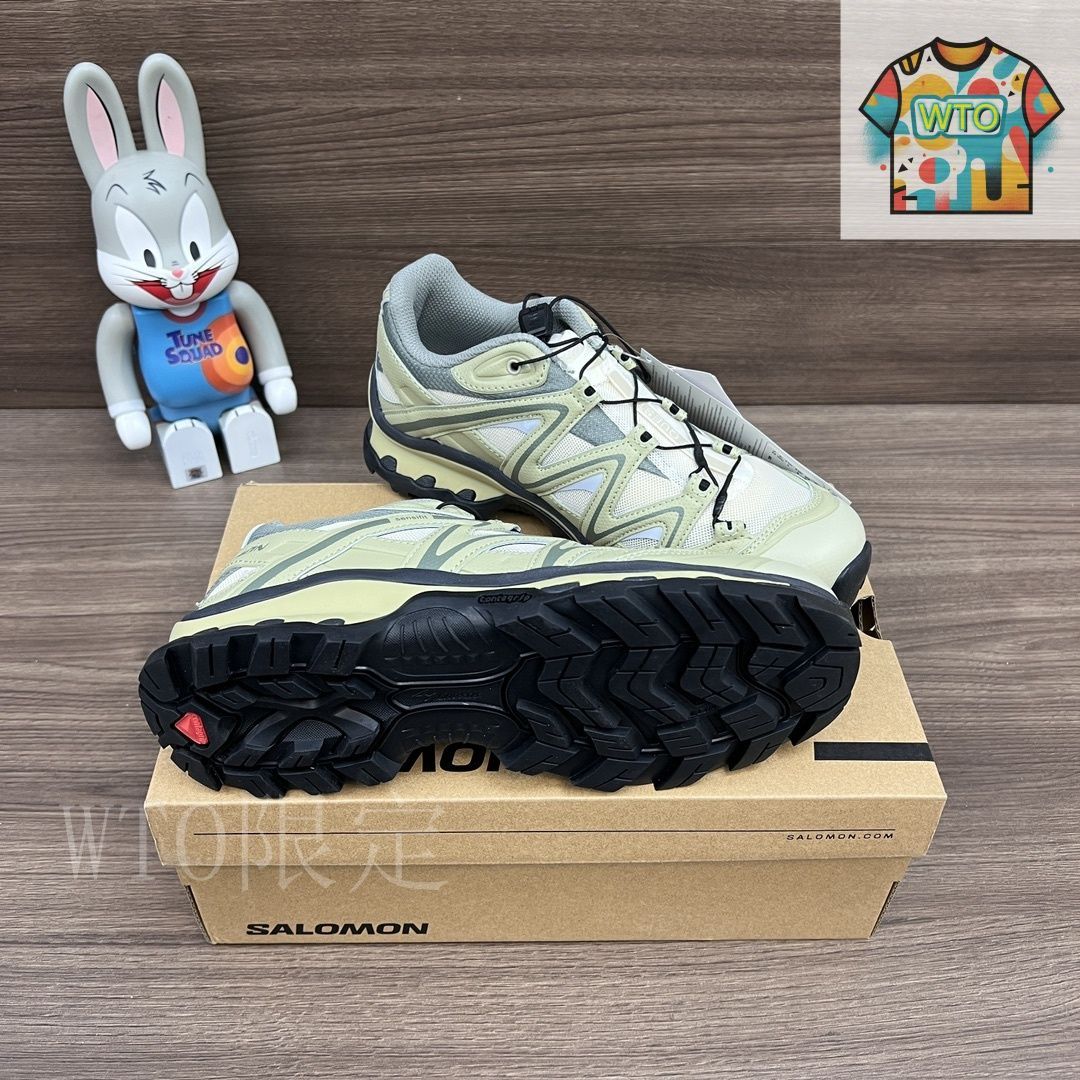 サロモン×アンドワンダーのコラボスニーカー、キャメルカラーの「XT-6