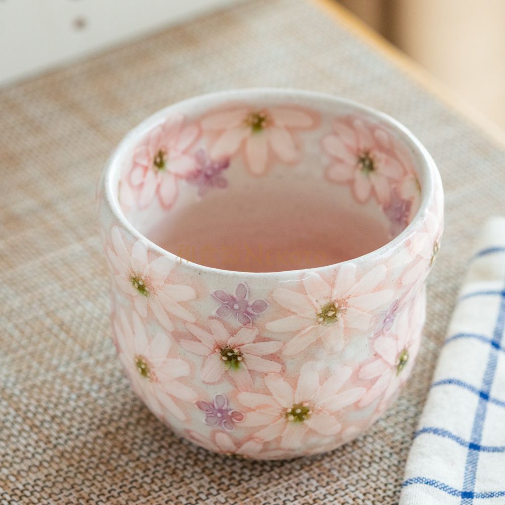 蔵からクリーム色とコバルトブルーの可愛い深めのお皿が出て