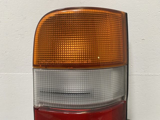 ハイエース/レジアスエース 100系 純正 右 テールランプ/ライト/レンズ