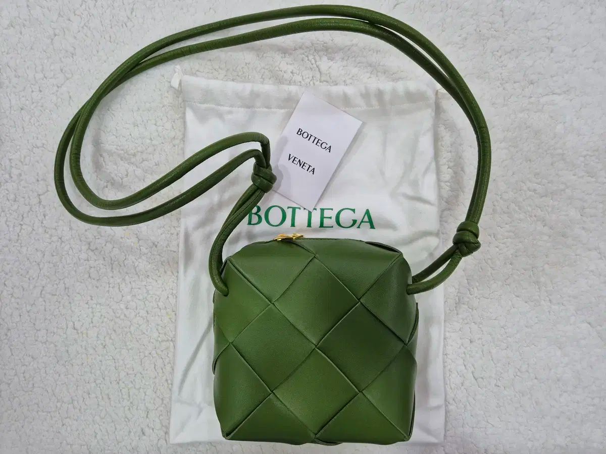 THE VAN クロスバッグ DRIES VAN NOTEN フラットクロスボディバッグ