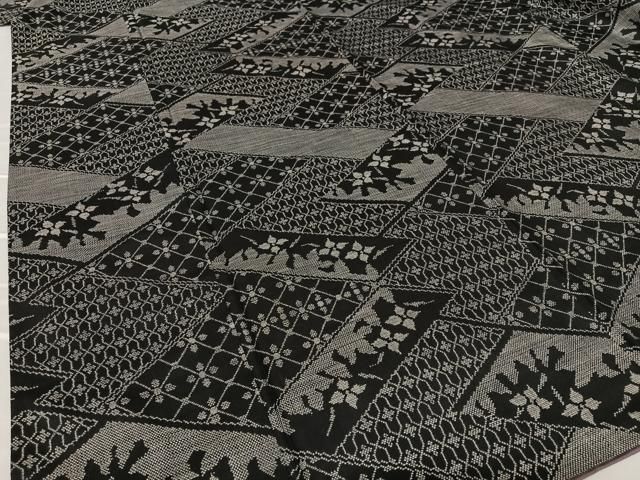 平和屋着物●本場大島紬　カタス9マルキ　草花文　黒地　正絹　逸品　AAAW9094zg 平和屋着物○本場大島紬 カタス9マルキ 草花文 黒地 正絹 逸品