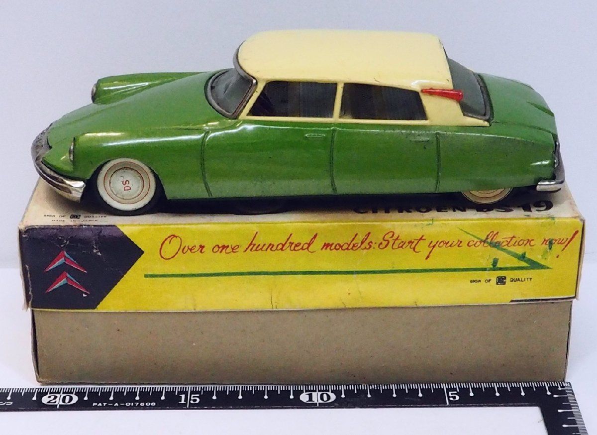 萬代屋 赤箱 740【CITROEN DS19 シトロエン 黄緑】ブリキ