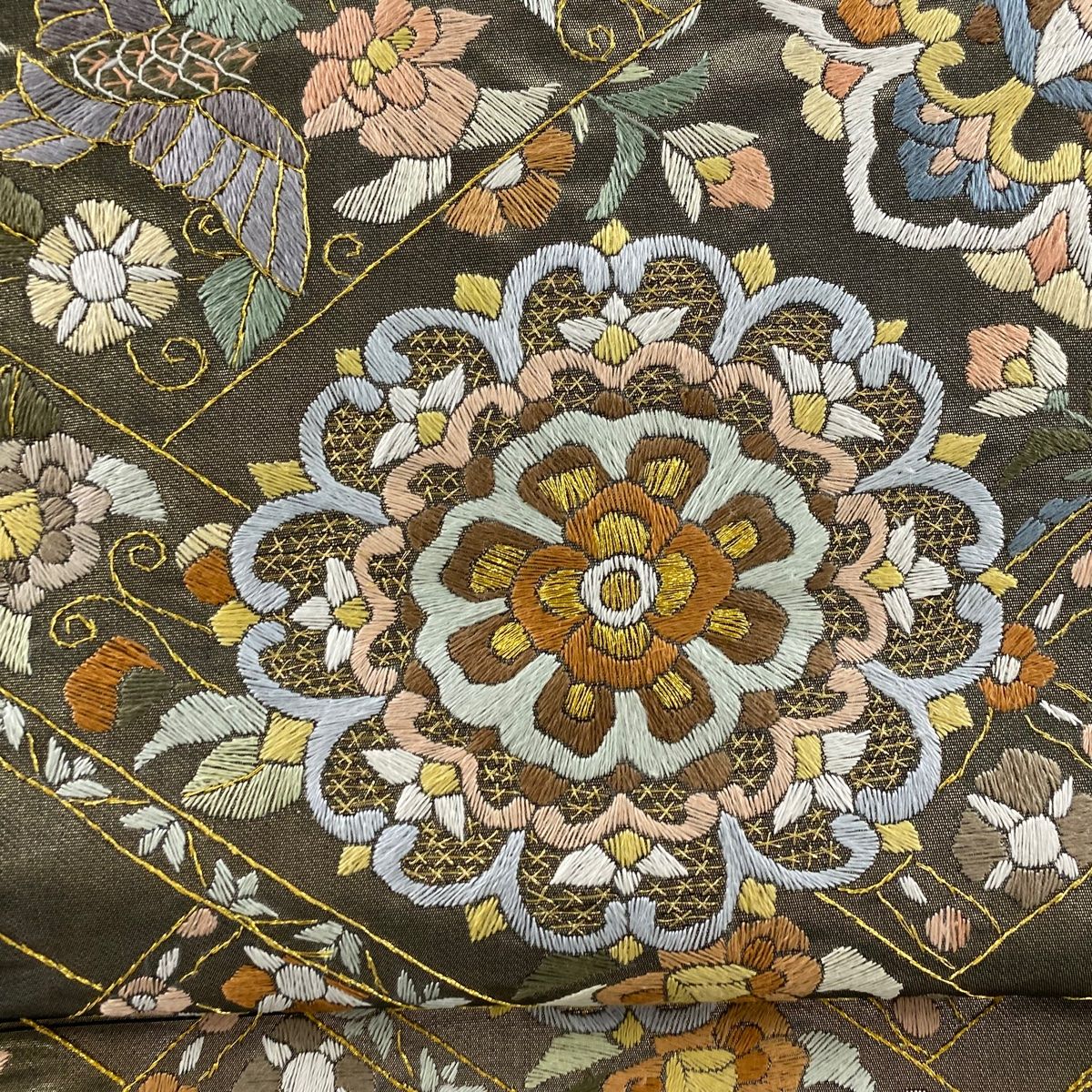 袋帯 美品 逸品 華文 花唐草 刺繍 金糸 金色 六通 正絹 【中古