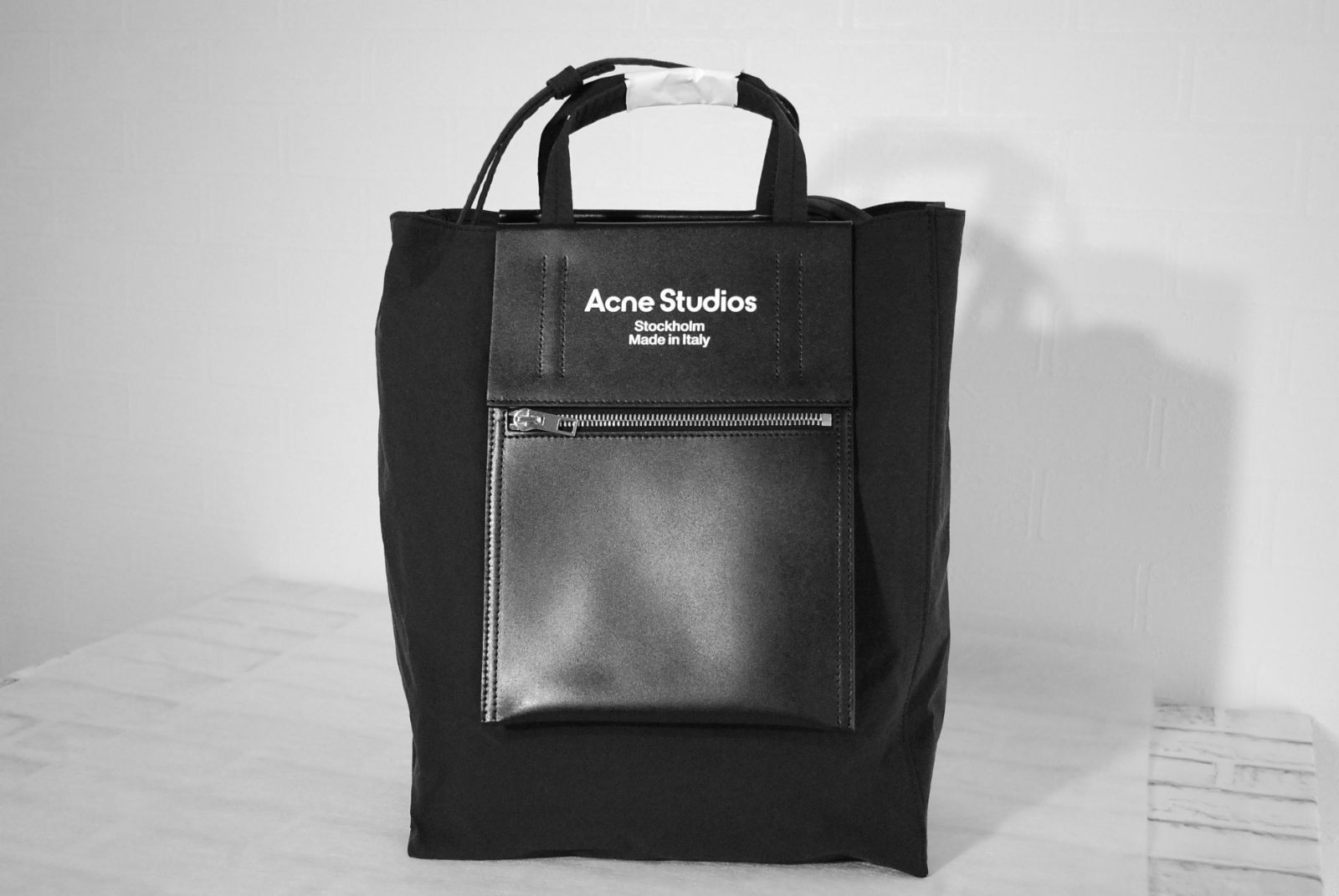 Acne Studios アクネ ロゴ ナイロン ペイパリー トートバッグ - メルカリ