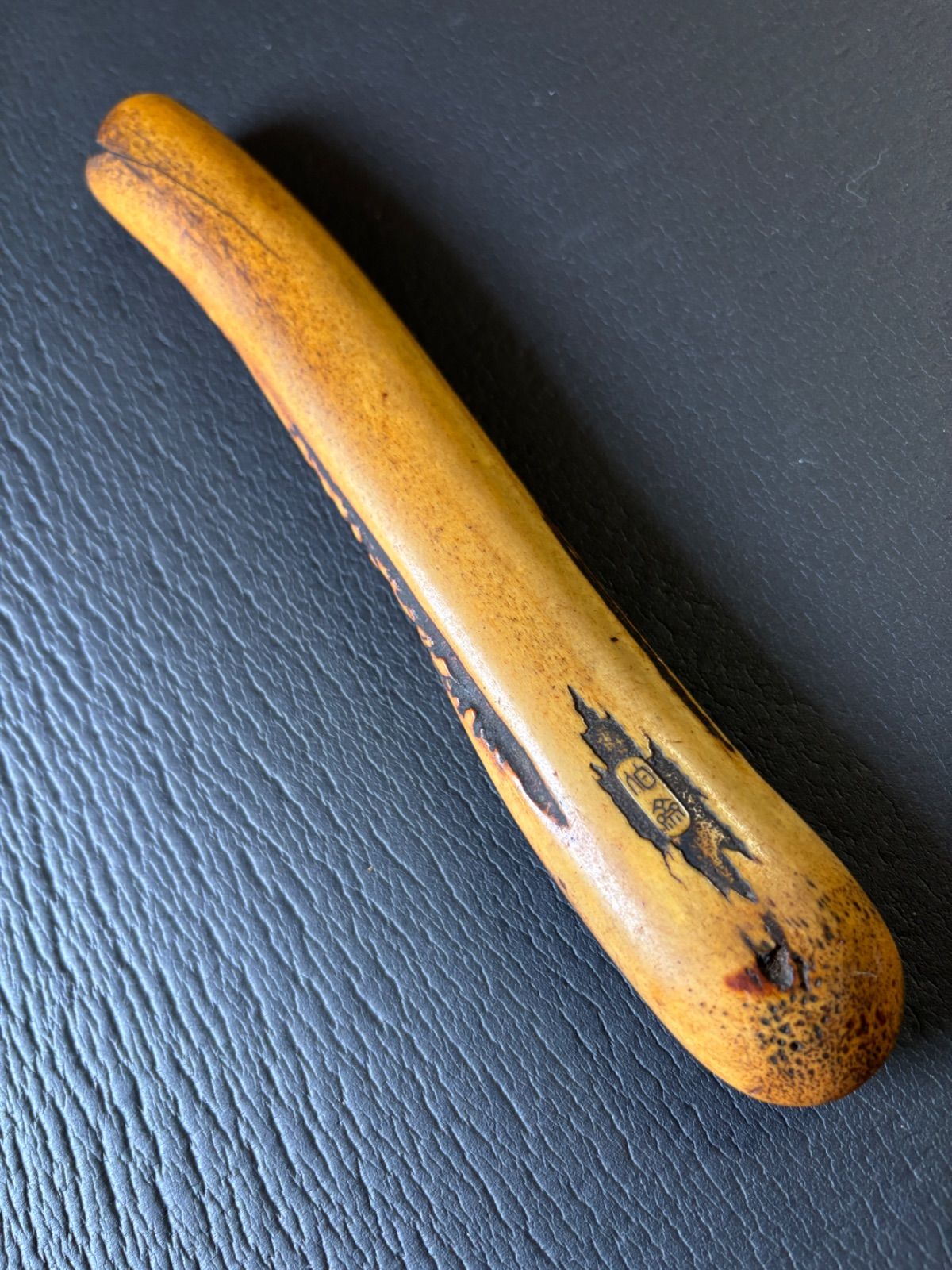 提げ物 キセル入れ 在銘 伯斎？ 骨製 人物紋様 骨董 (k70802