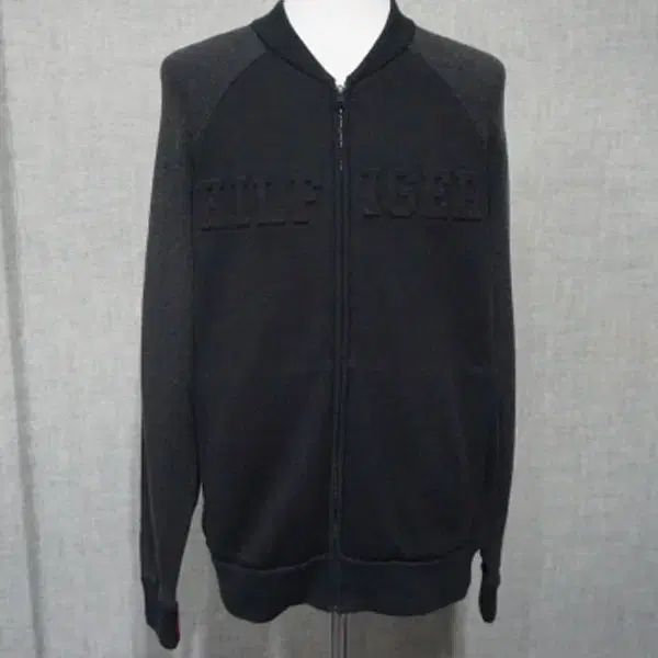 M9527 ー Tommy Hilfiger(トミーヒルフィガー) メンズ 95 サイズ 黒 グレー バイカラー ニット セーター ジップアップ