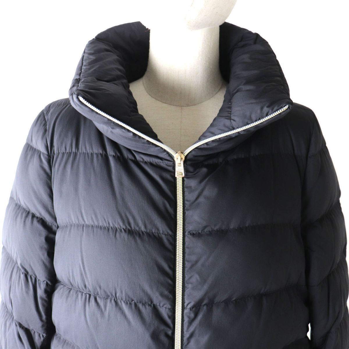 美品☆正規品 HERNO ヘルノ CA0171D ロゴ金具付き ZIP UP 切替デザイン 