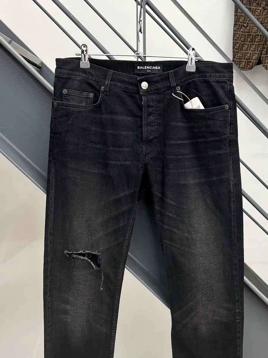 BALENCIAGA スリムフィットデニム BALENCIAGA - SLIM PANTS / デニムパンツ / メンズ / ブラック