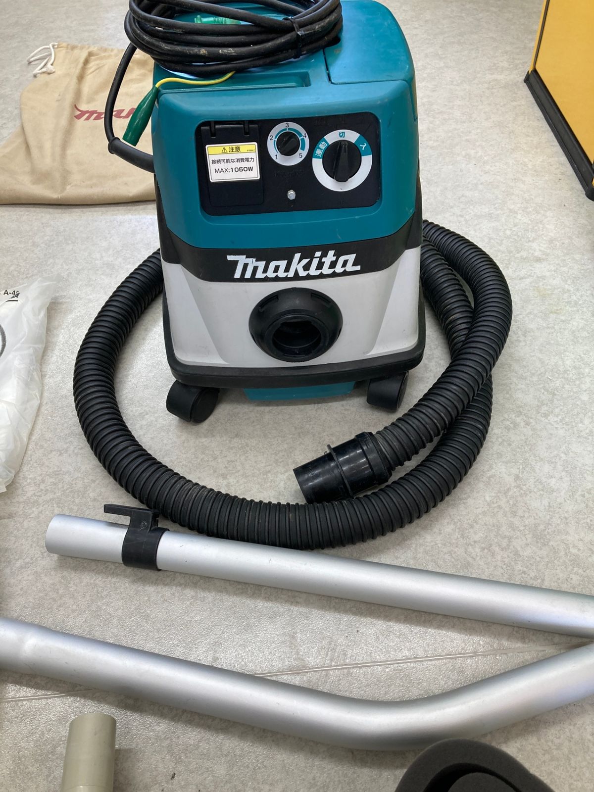 中古品】【0921】☆makita(マキタ) 乾湿両用 集じん機[連動型