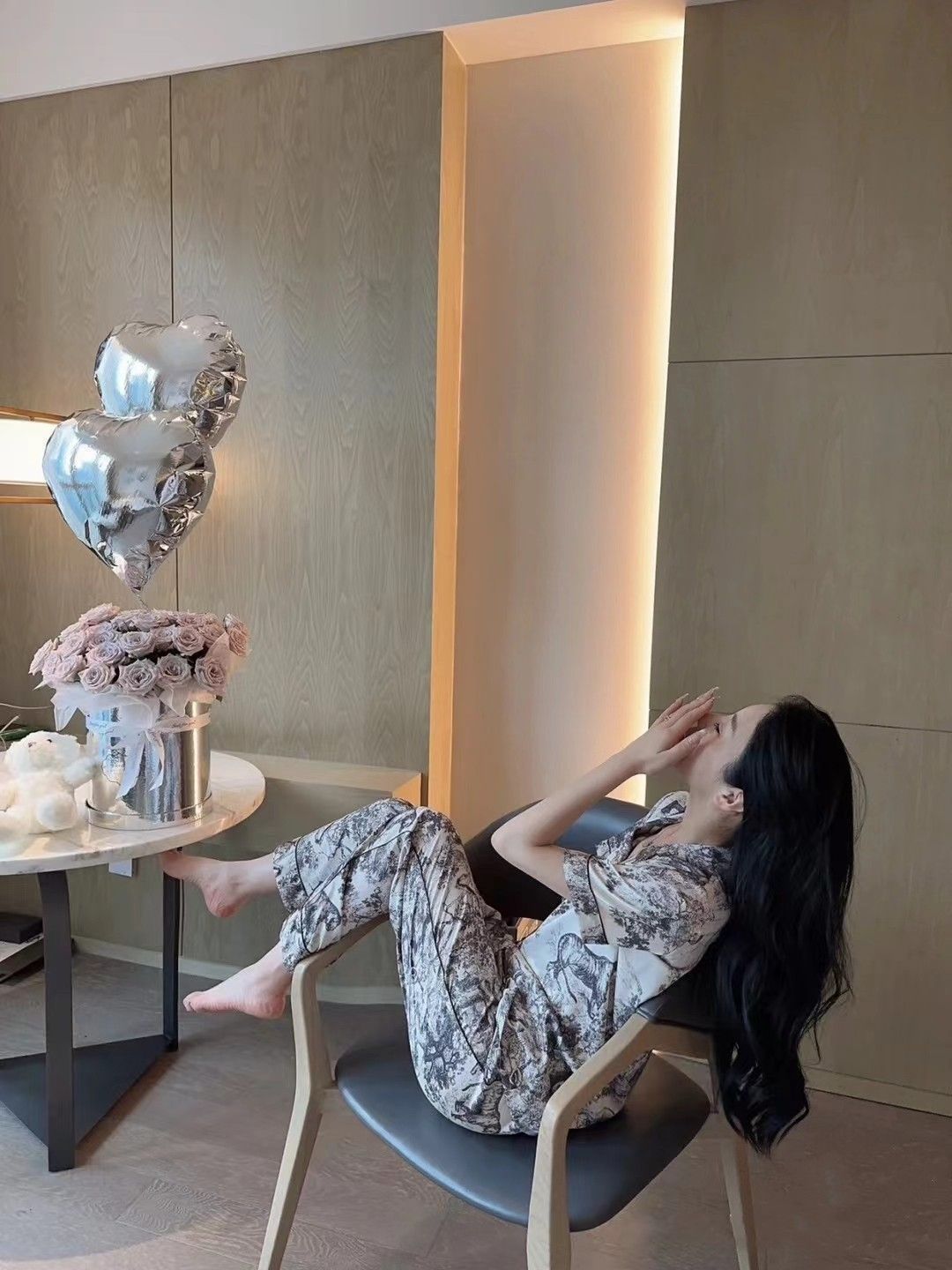 これは DIOR ディオール の女性用パジャマで 家居服としても最適な です 原単品質を誇り ネット紅人と同じスタイルの 2 ピースセットです 長袖と長パンツの で 快適な着用感を提供します WWW_GEBZETESISAT_COM_TR