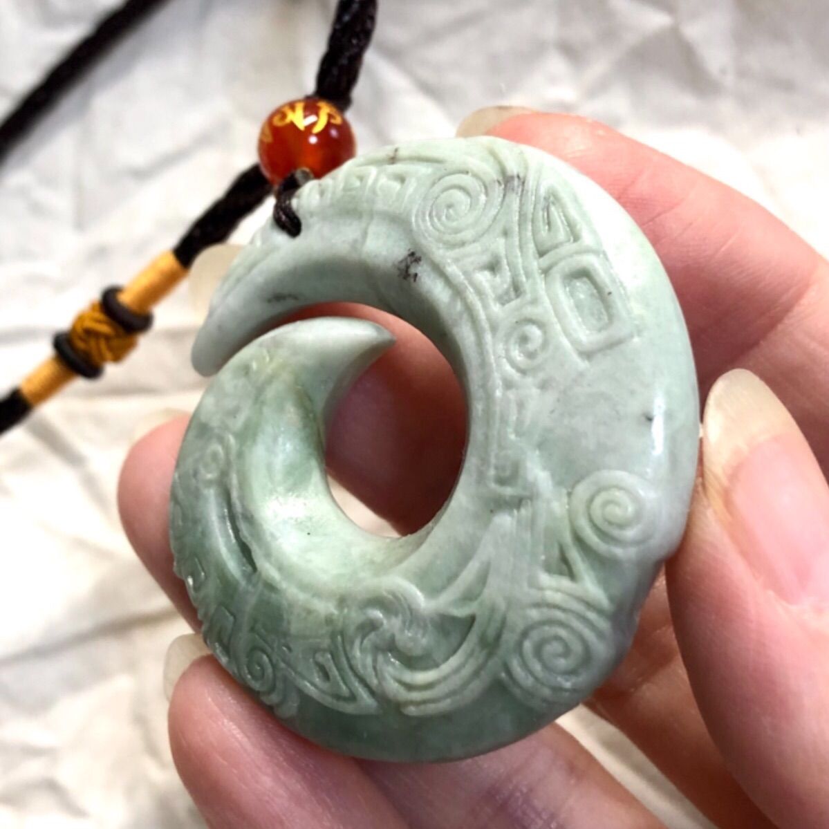 逸品ひすい如意ヒキュウ彫り天然石本翡翠ジェーダイトネックレス