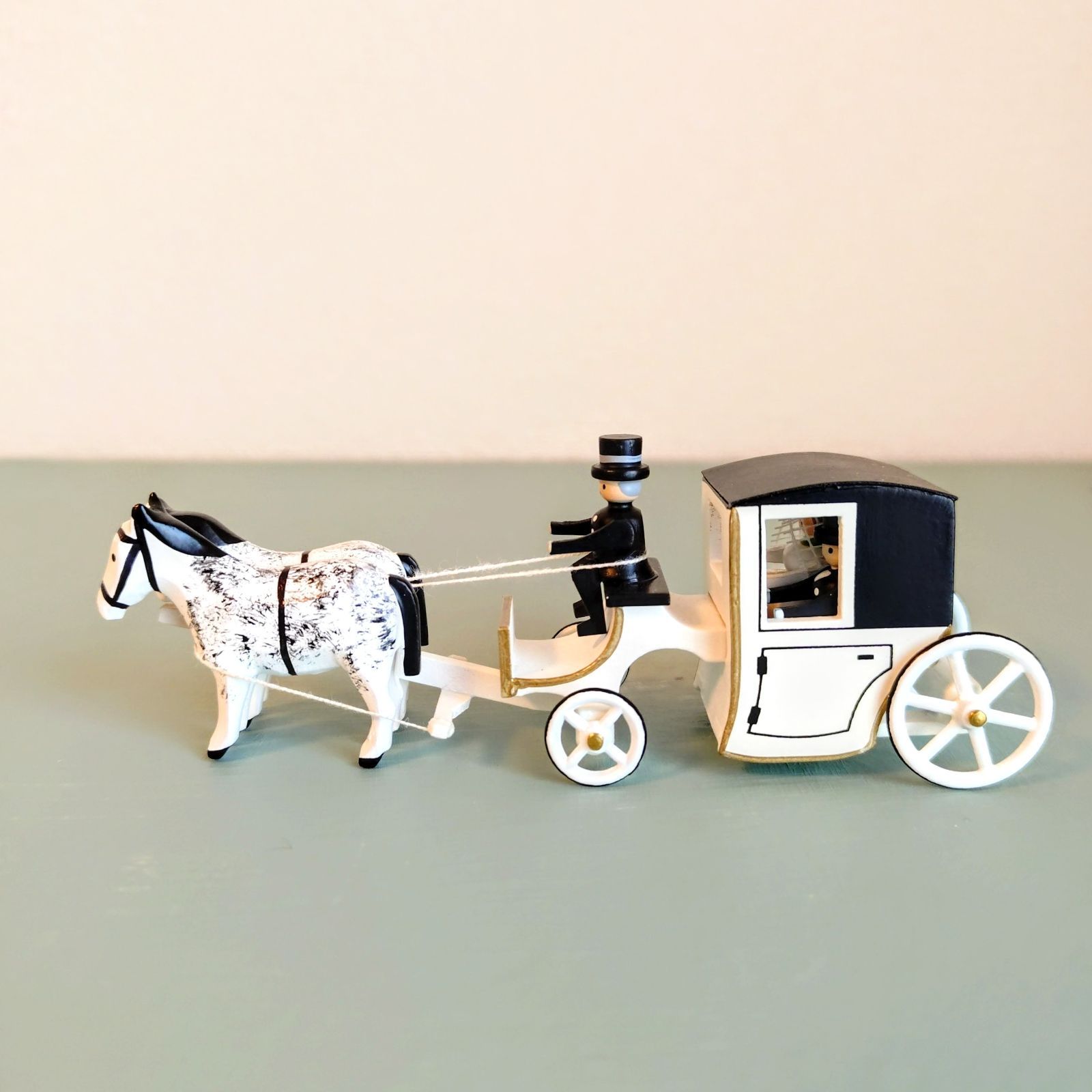 エルツ 木製人形（小箱の中の結婚式） ミニチュア 馬車の中の花嫁