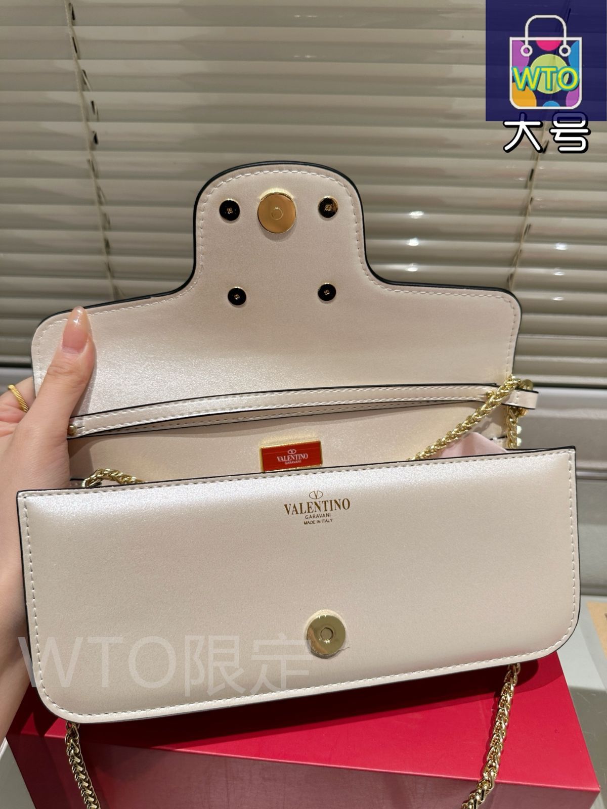 VALENTINOのショルダーバック♪★ LOCO'★ 多色 今日特価】Valentino Loco ショルダーバッグ 送料無料 割引価格