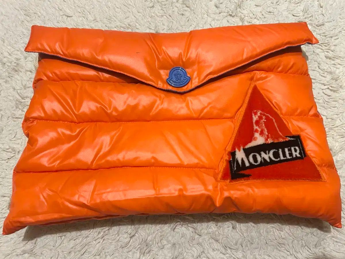 モンクレール オレンジ COLOR クラッチバッグ