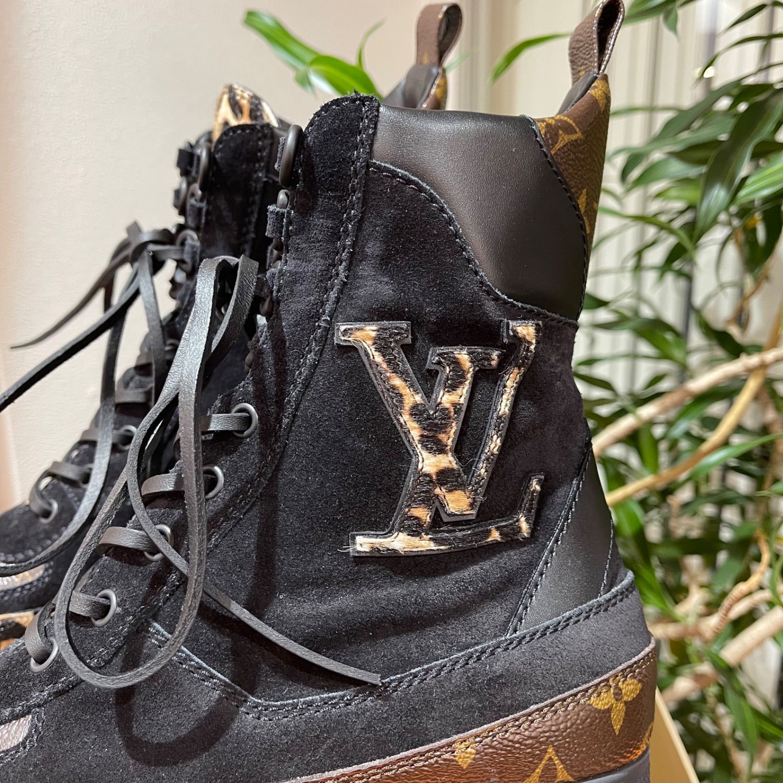 美品】LOUIS VUITTON ルイ・ヴィトン MA0169 ローリエート・ライン アンクルブーツ 37.5 スエード×モノグラムキャンバス×ハラコ  ブラウン×ブラック シューズ レディース 女性用 ブランド 黒 茶色 レオパード ヒョウ柄 - メルカリ