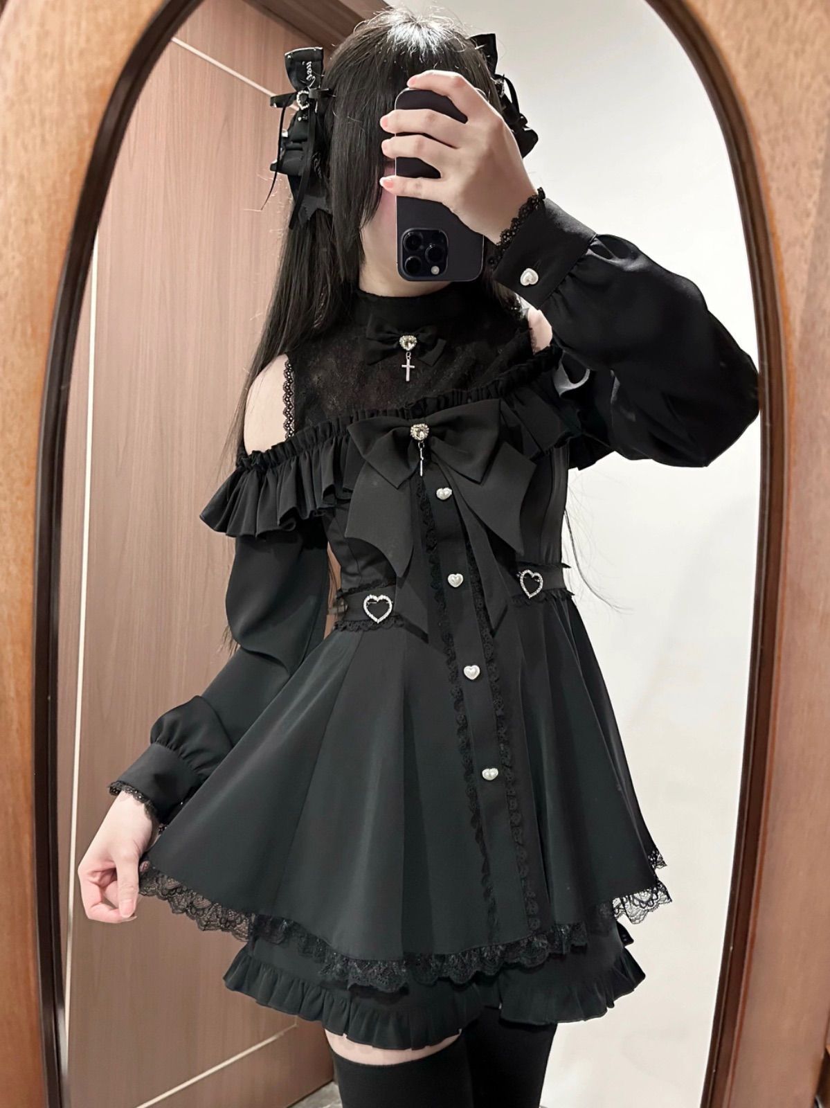 ハートバックル×ビッグリボン 黒地雷系ワンピース 肩あきレースロリータ風 ブラックゴシック 甘辛MIXコーデ 病みかわコーデ 量産型 地雷