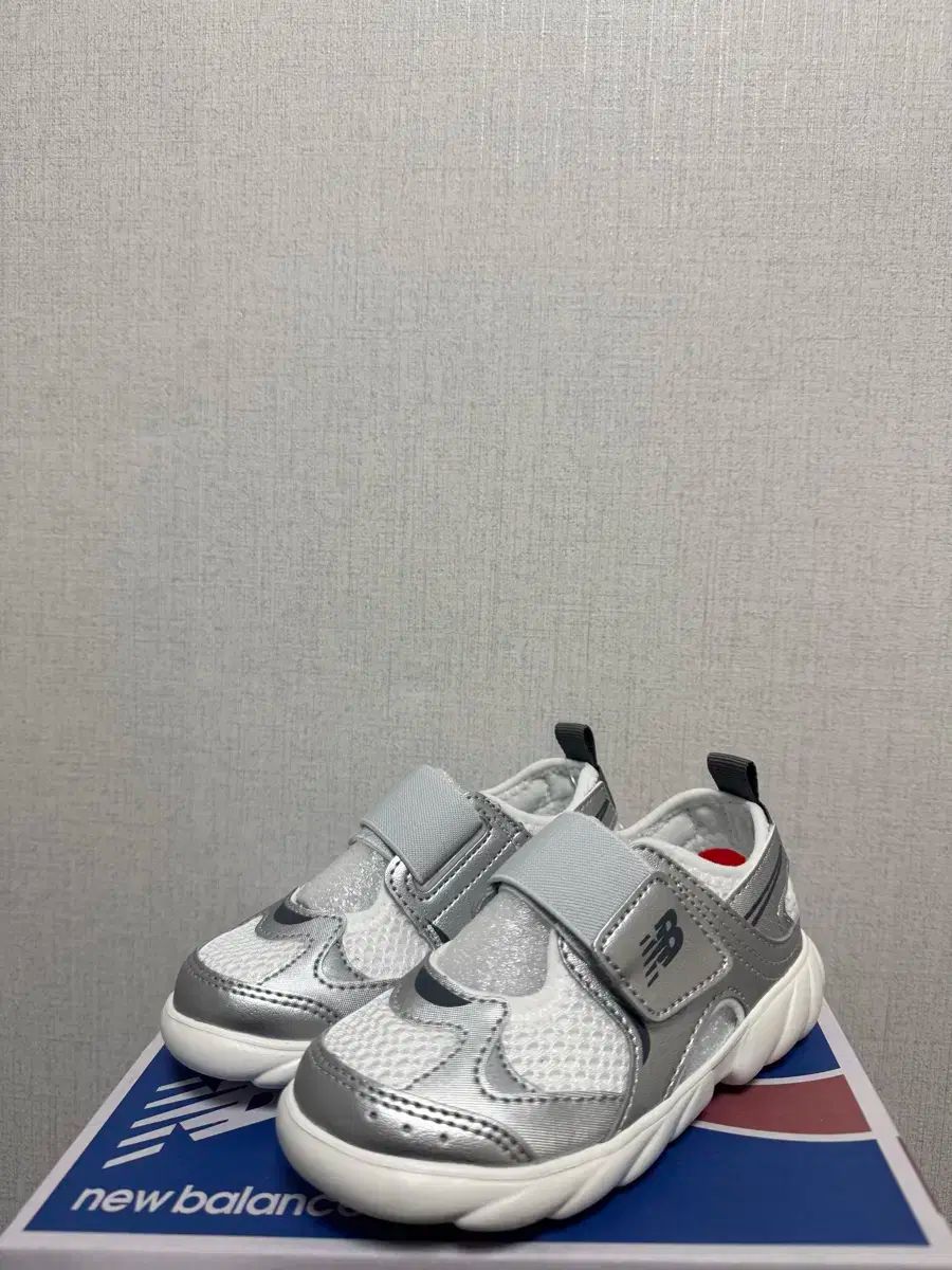 New Balance ニューバランス フリドル サンダル 160 シルバー
