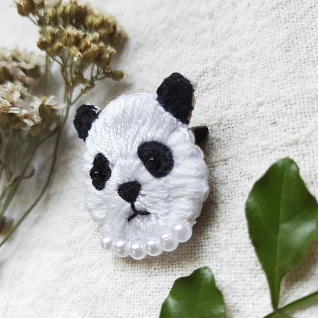 パンダ 刺繍 ブローチ - ファッション雑貨