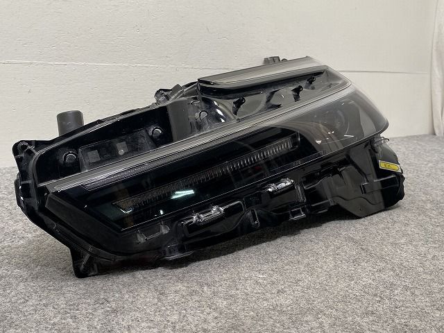 プリウス 6AA-ZVW60 左ヘッドランプ 81106-47A90 送料込 即決 プリウス ZVW30 後期 HID 左 ヘッドランプ ライト