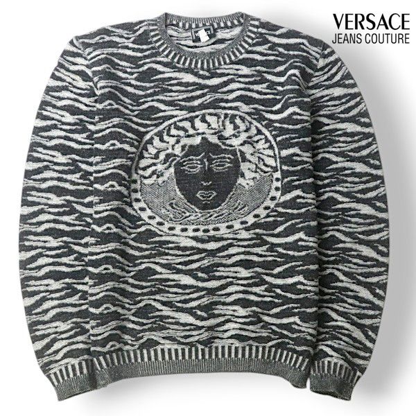 美品 イタリア製 VERSACE ヴェルサーチ 高級！ 春生地 ゼブラ柄 ロゴ入り 3Dニット クルーネック ニットセーター 黒 L【参考価格￥193，700-
