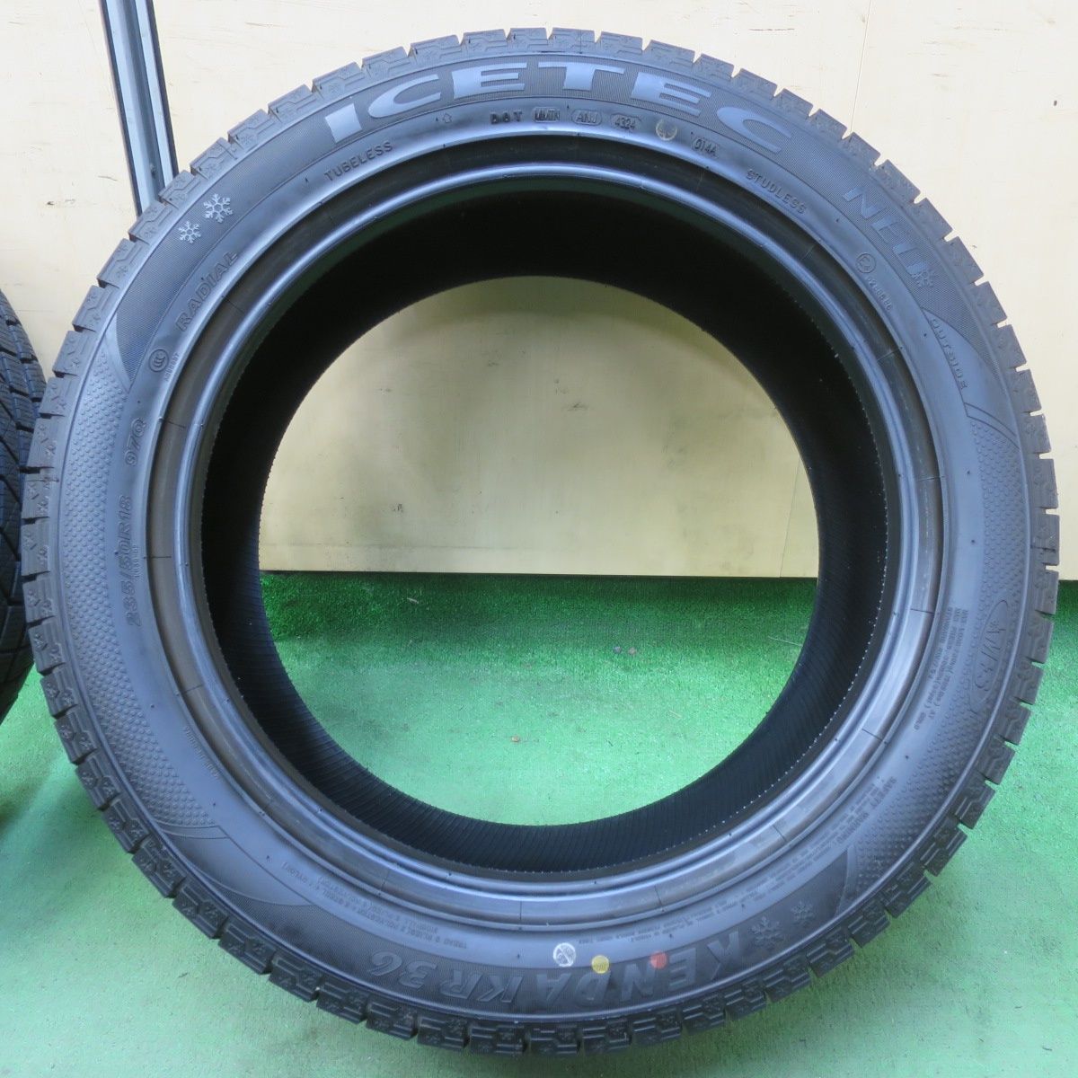 再販品 バリ溝 24年 ほぼ10分 スタッドレス 235 50R18 ケンダ KR36 アイステック ネオ タイヤ 18インチ アルファード ヴェルファイア 等 5092404イスタ