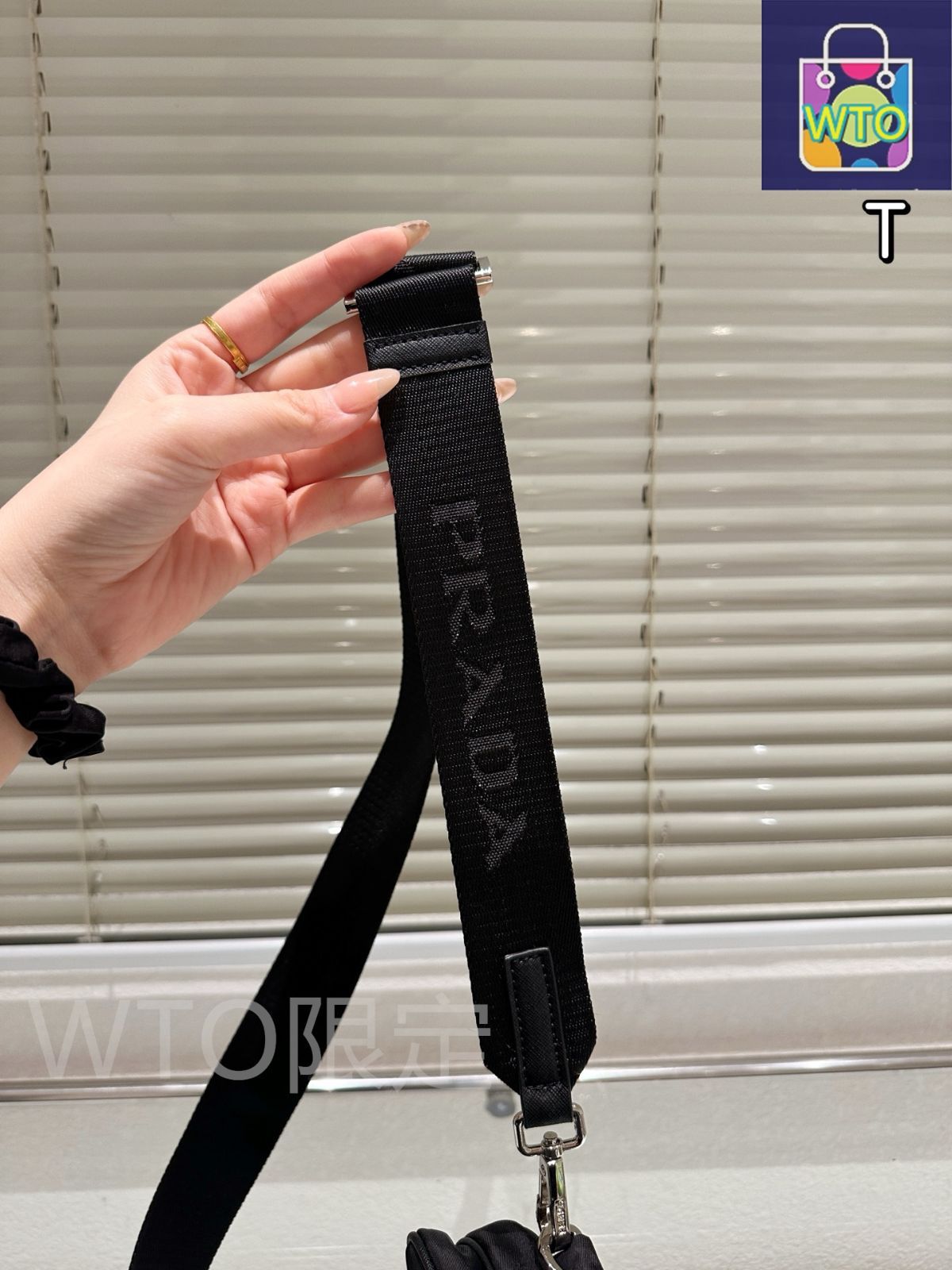今日WTO】Prada パラシュートバッグ 12×17cm 手?げ / 斜め掛け