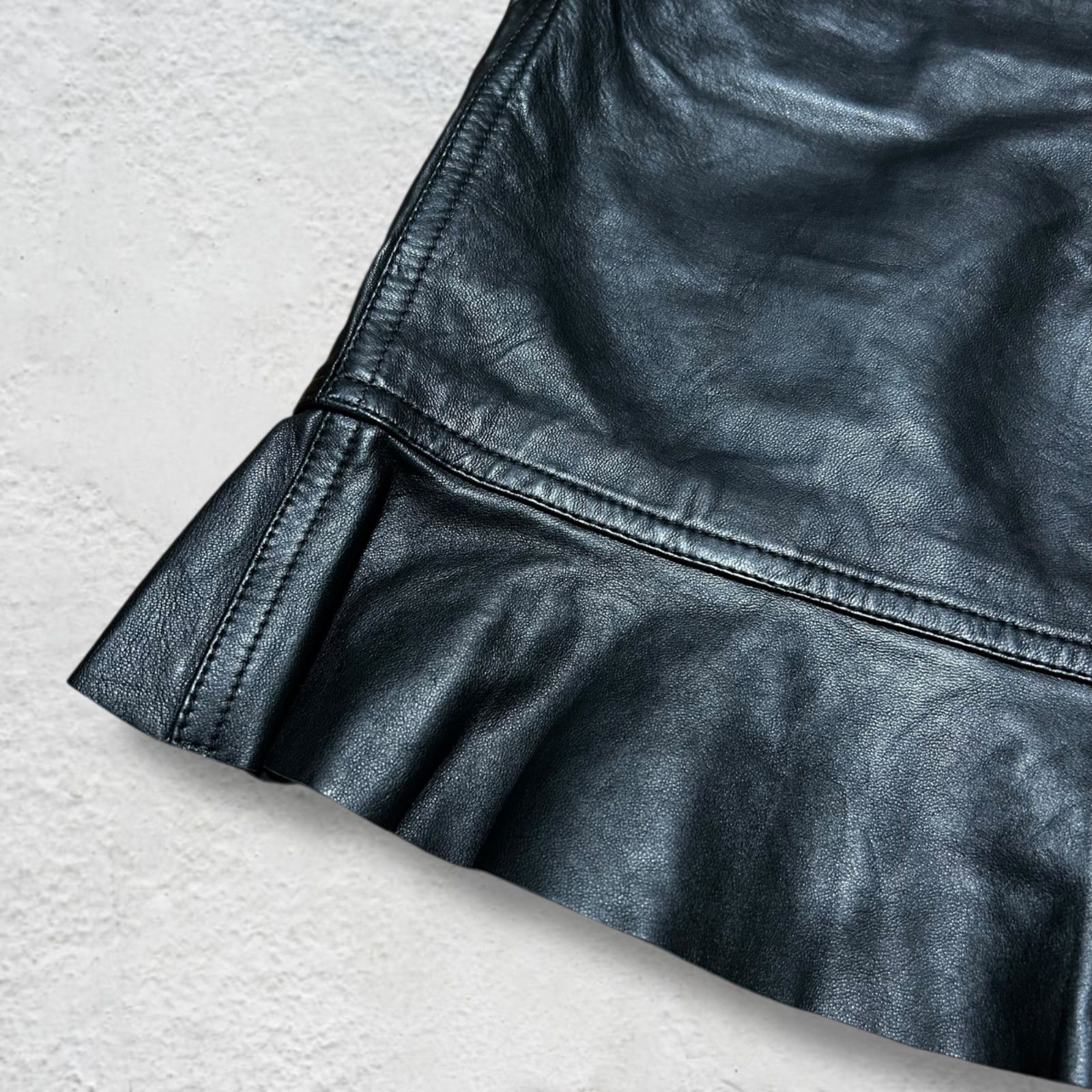 裾フリルデザイン ラムレザーベルトラップスカート