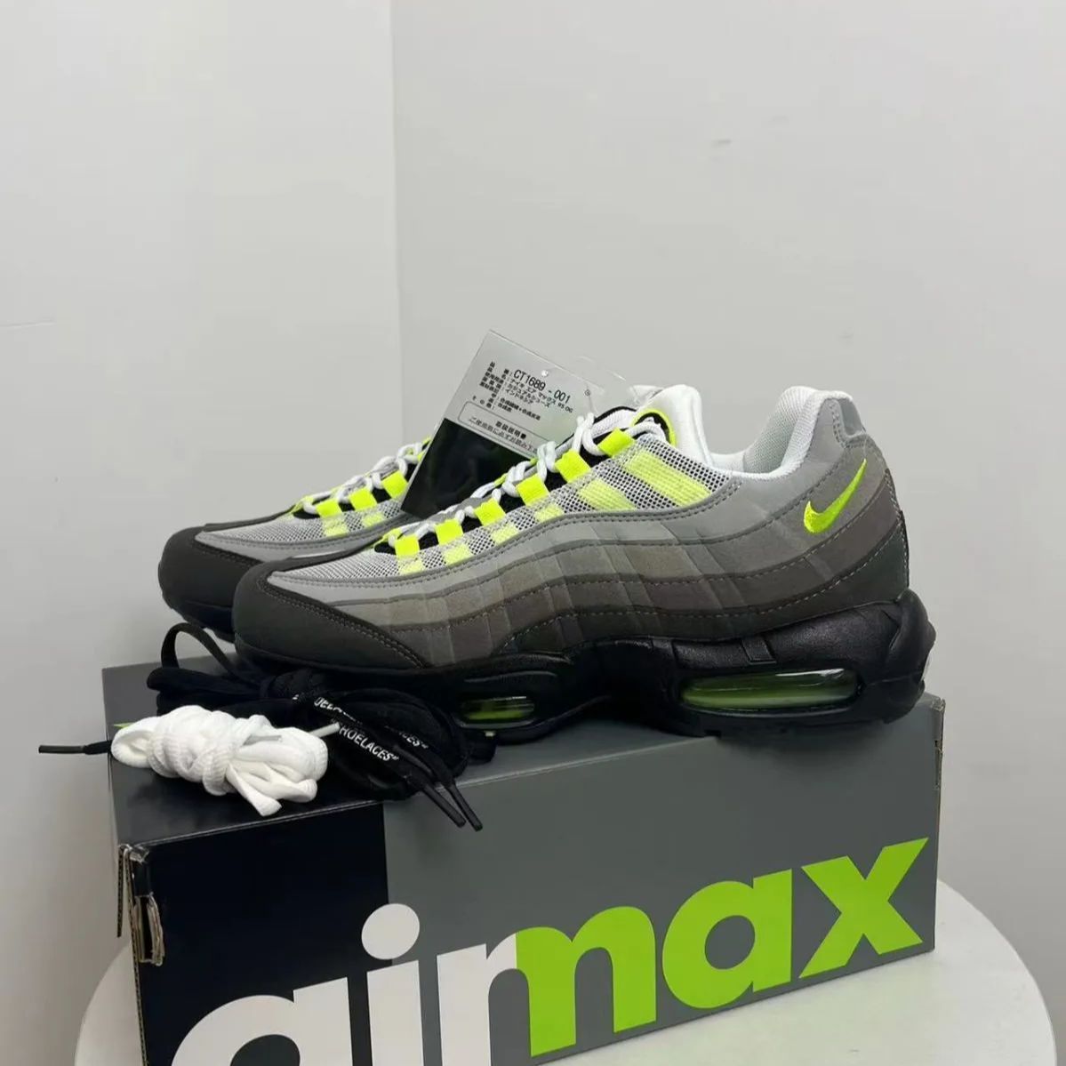 NIKE AIR MAX 95 OG Neon Yellow スニーカー 耐久性と通気性 - メルカリ