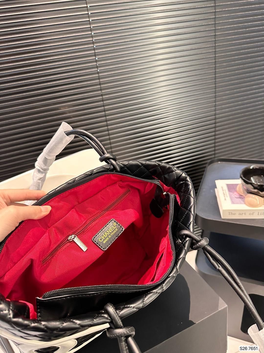 CHANELシャネルの控えめで質感のあるショルダーバッグ｜