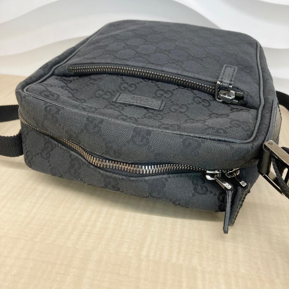 【美品】GUCCI グッチ　メッセンジャーバック　ブラック　大容量　キャンバス GUCCI （グッチ） GGキャンバス ショルダーバッグ バッグ ショルダー