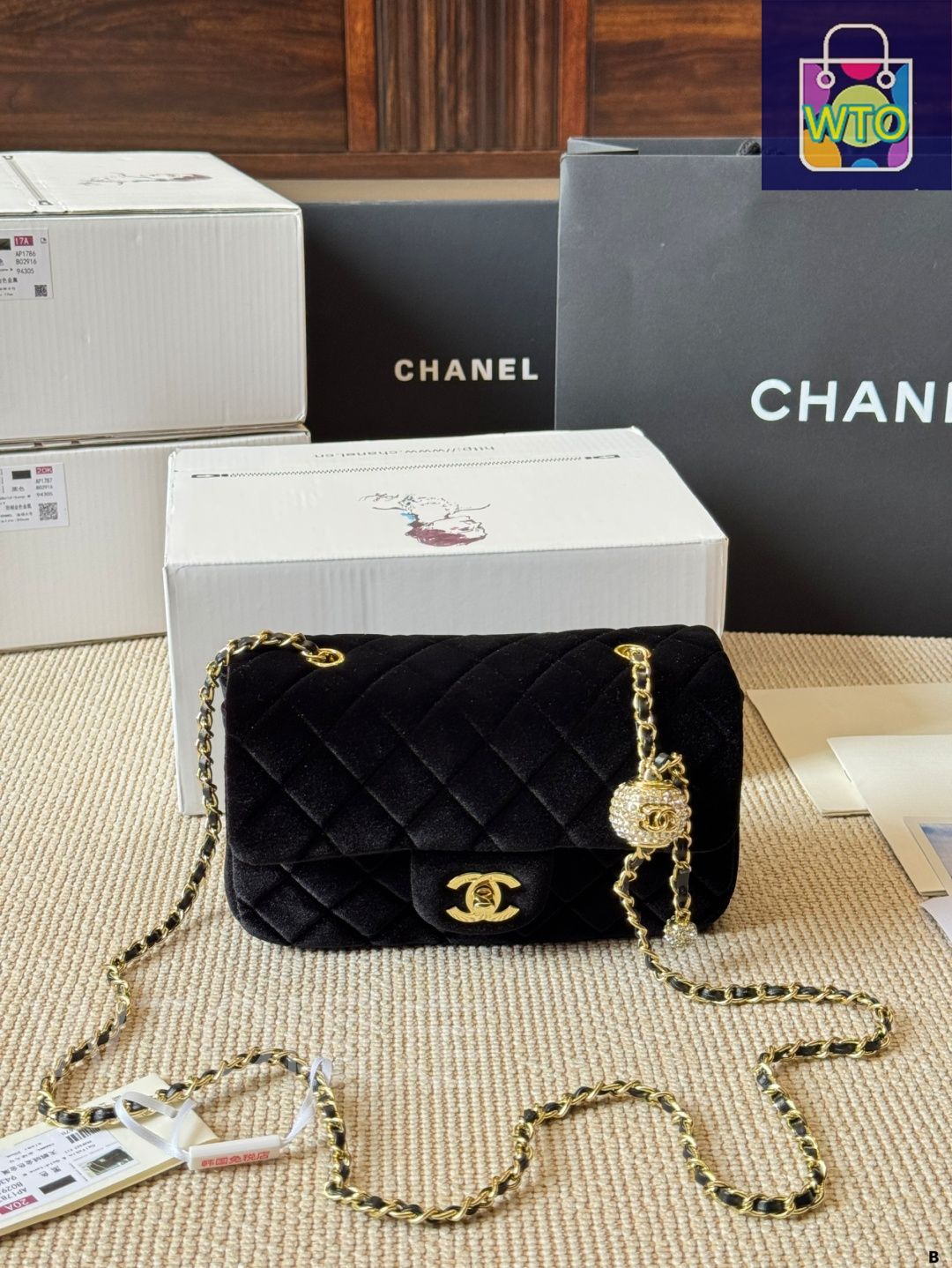 CHANEL 黒 ベルベット トートバッグ Chanel Calfskin Leather Timeless Large Tote Bag - Consigned