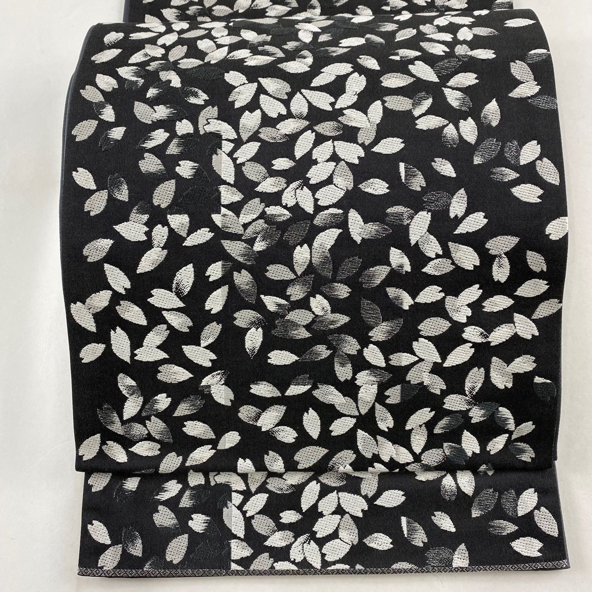 袋帯 名品 桜の花びら 銀糸 黒灰 六通 正絹 【中古】 - メルカリ