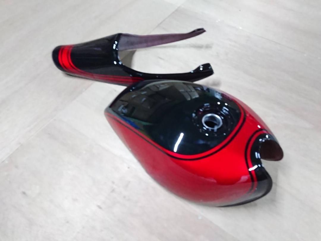 ゼファー４００　外装　タンク　テールカウル　黒×赤　火の玉 Amazon | ゼファーχ タンク＋テールカウル 黒赤 /外装 セット