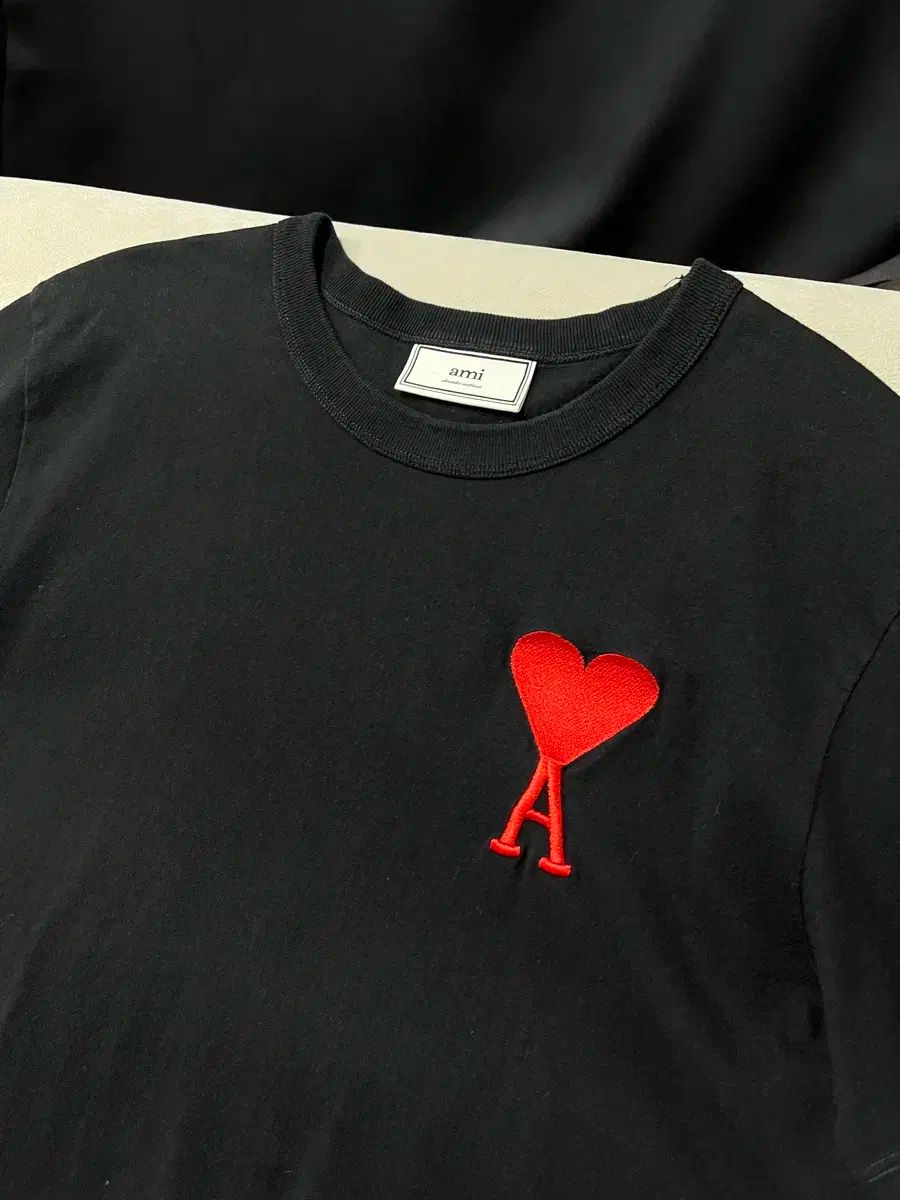 アミパリ 黒 Tシャツ 赤いハート A刺繍 値下げしました！ AMI PARIS アミパリス コットン ハートロゴ刺繍 Tシャツ男女共用
