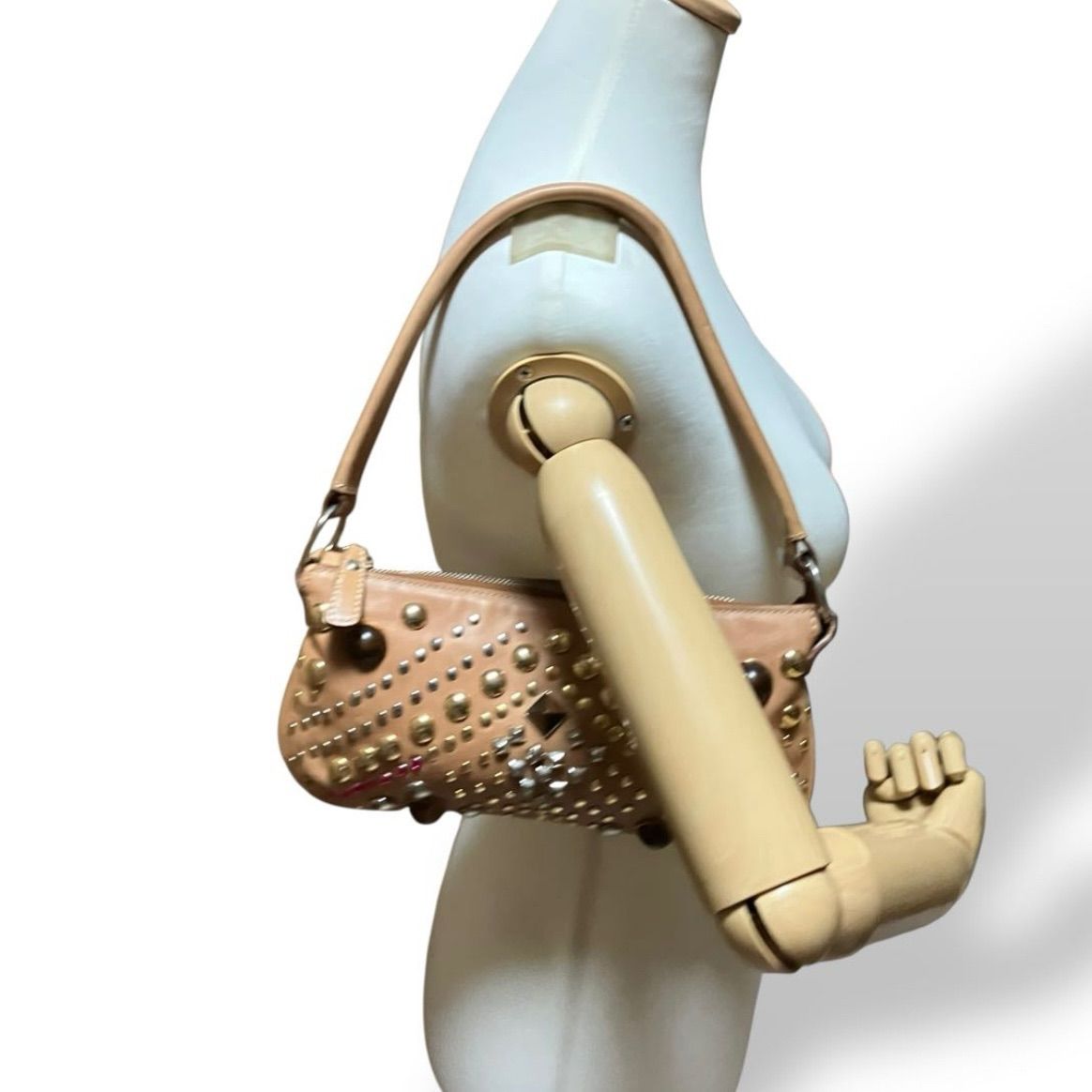 innue ワンショルダーバッグ スタッズ レザー ベージュ 2274 - メルカリ 