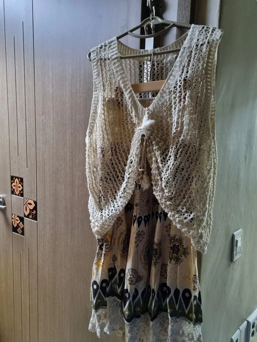 アイボリー ニット ベスト ＋ フラワー パターン ワンピース