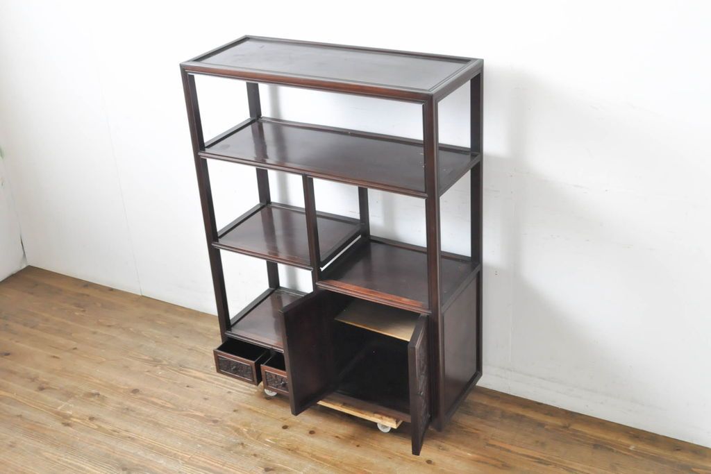 【高級材・花梨（カリン）製】 美しい彫刻が施された和風茶棚・飾り棚 ☆事前問合せ必須☆ 飾り棚 和製アンティーク 花梨 カリン材 彫刻 戸棚