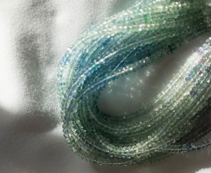 【約16cm】ブルー系 フローライト ボタンカット（ロンデル）4mm