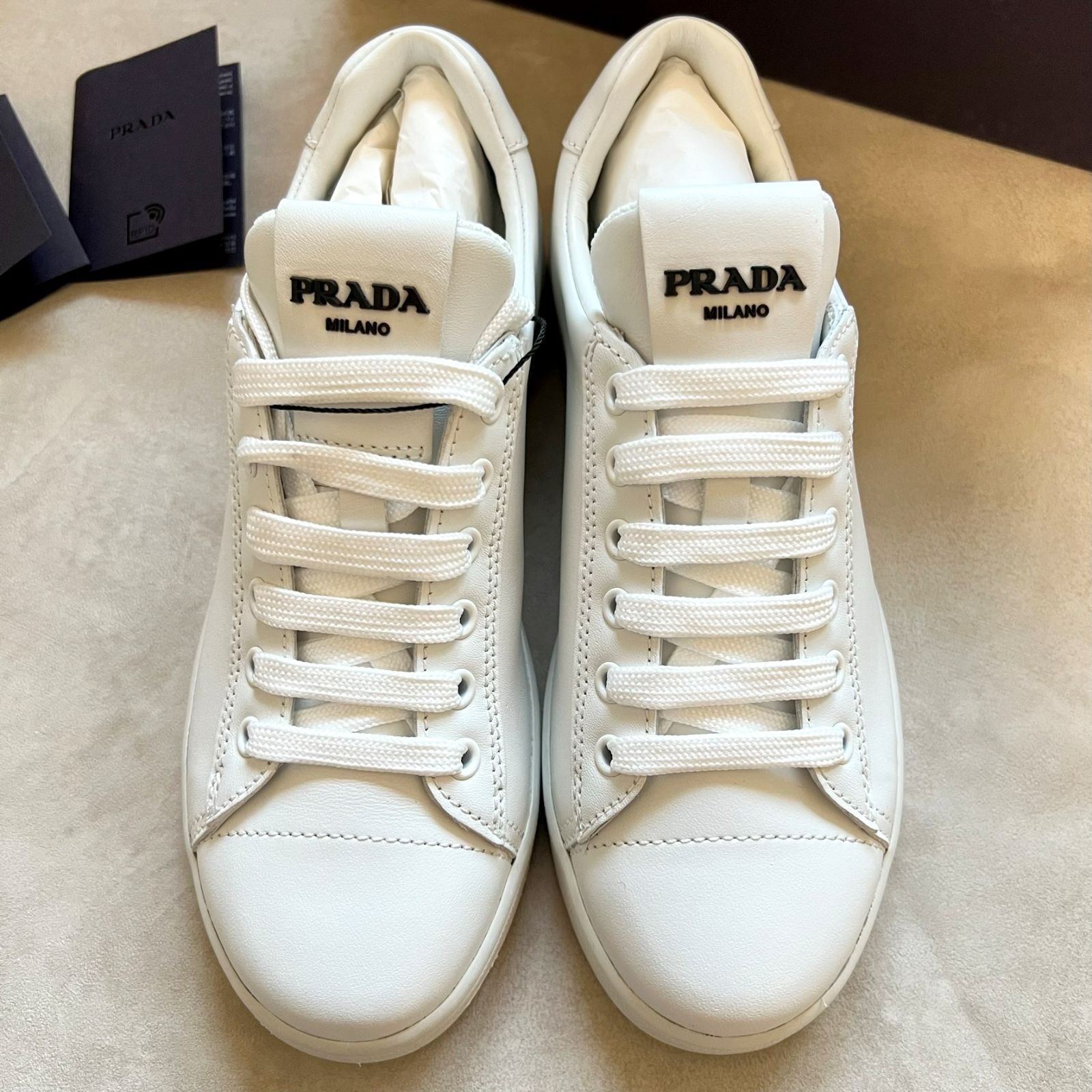 PRADA プラダ　スニーカー　箱付き PRADA - プラダ PRADA スニーカー パデッドレザー 三角ロゴ