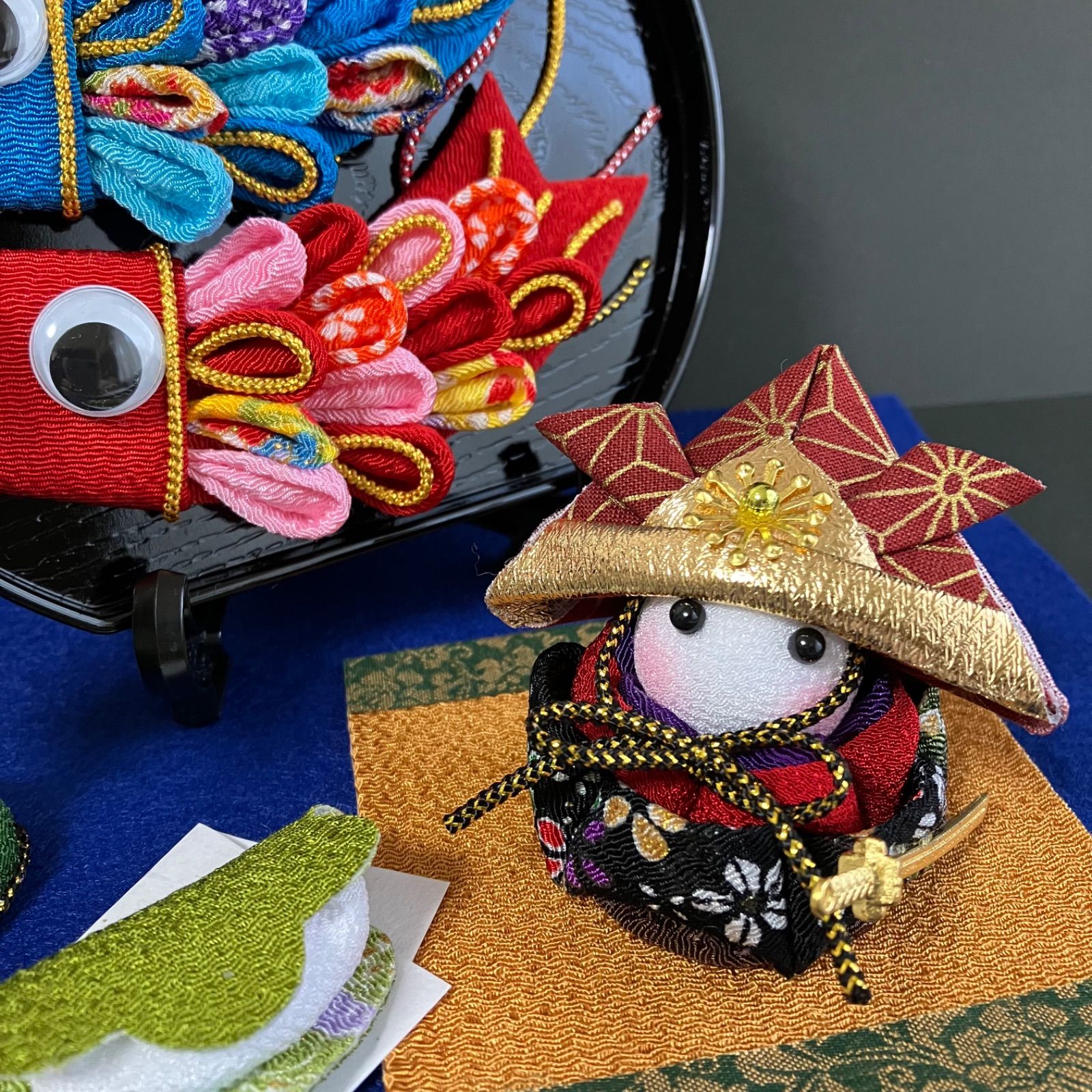 鯉のぼり 端午の節句 昭和レトロ古着で作成 つまみ細工 つまみ細工 端午の節句 ミニ 五月人形 鯉のぼりセット【青×赤】 - メルカリ