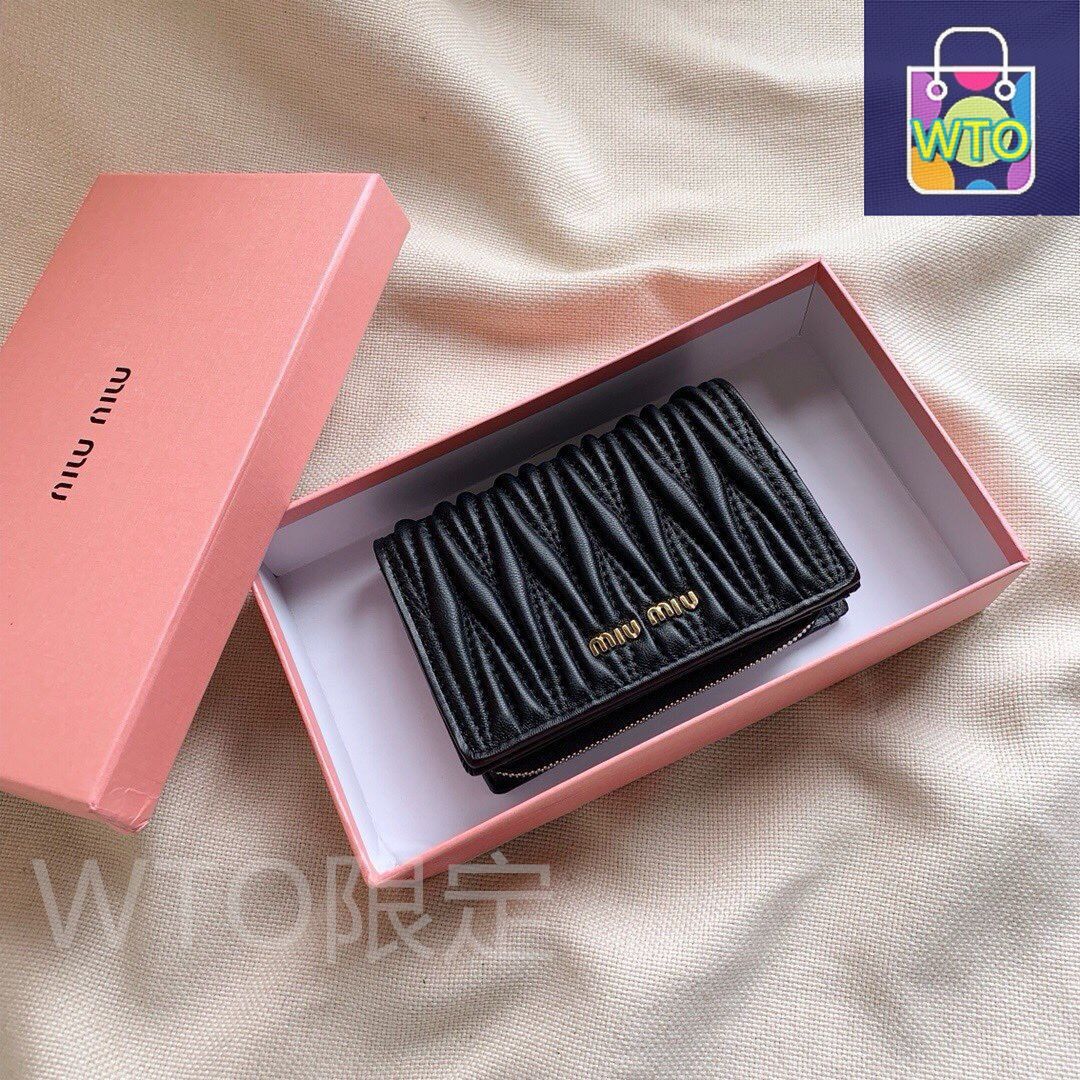 子羊革のコンパクトデザイン |