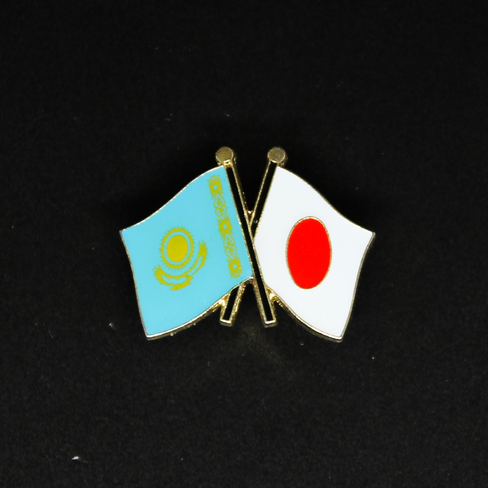 カザフスタン　ピンバッジ カザフスタン国旗友好ピンバッジ（カザフスタン×日本） - メルカリ