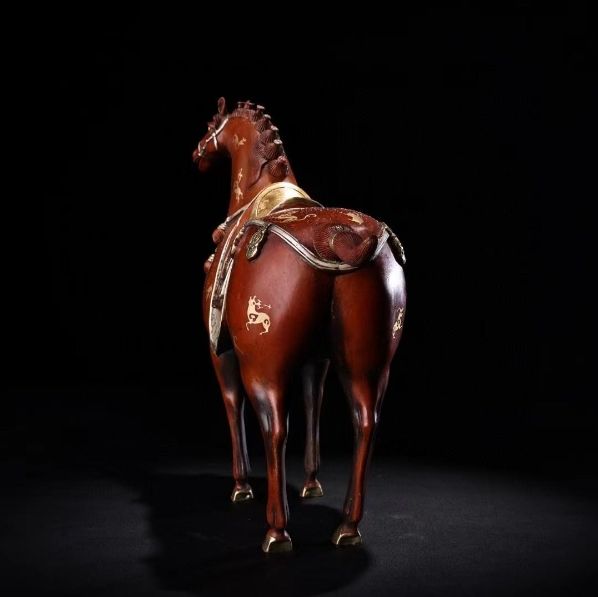 中国古美術・旧蔵鎏金鎏銀獣宝石で飾られた立ち馬・純銅・純手作り・置物・風水開運 中国古美術・旧蔵鎏金鎏銀獣宝石で飾られた立ち馬・純銅・純